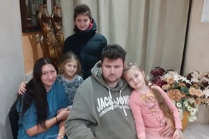 Семейство Веселинови от Враца с трите си деца.