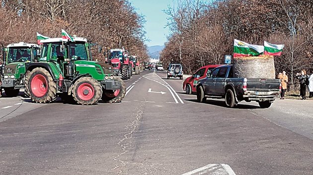 Миналата седмица протестиращите фермери от Стара Загора блокираха с техниката си пътя между града и автомагистрала "Тракия", а за да няма произшествия, полицията спря движението на другите автомобили.
Снимки: Ваньо Стоилов