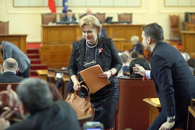 Шефката на бюджетната комисия Менда Стоянова е доволна от подкрепата на колегите си от РБ.