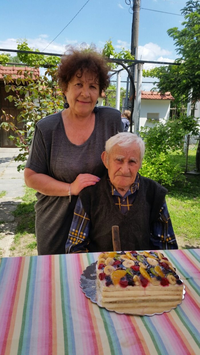 Дядо Георги със снаха си д-р Красимира Велева на рождения си ден на 27 март т.г.