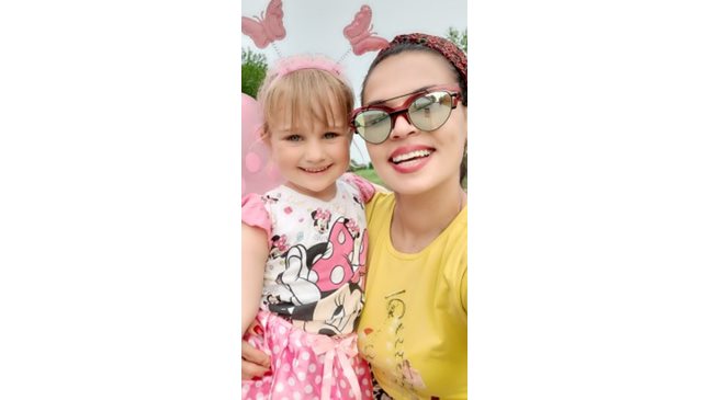 Цвети Радойчева празнува с дъщеря си