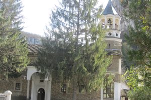 12 манастира пазят старата столица Велико Търново