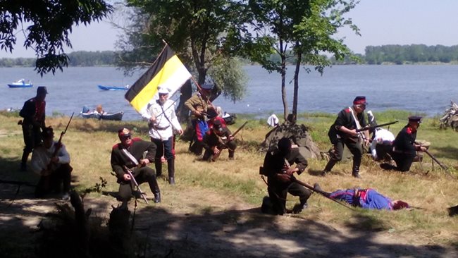 Родолюбци от клуб "Традиция" пресъздадоха освобождението на Свищов
