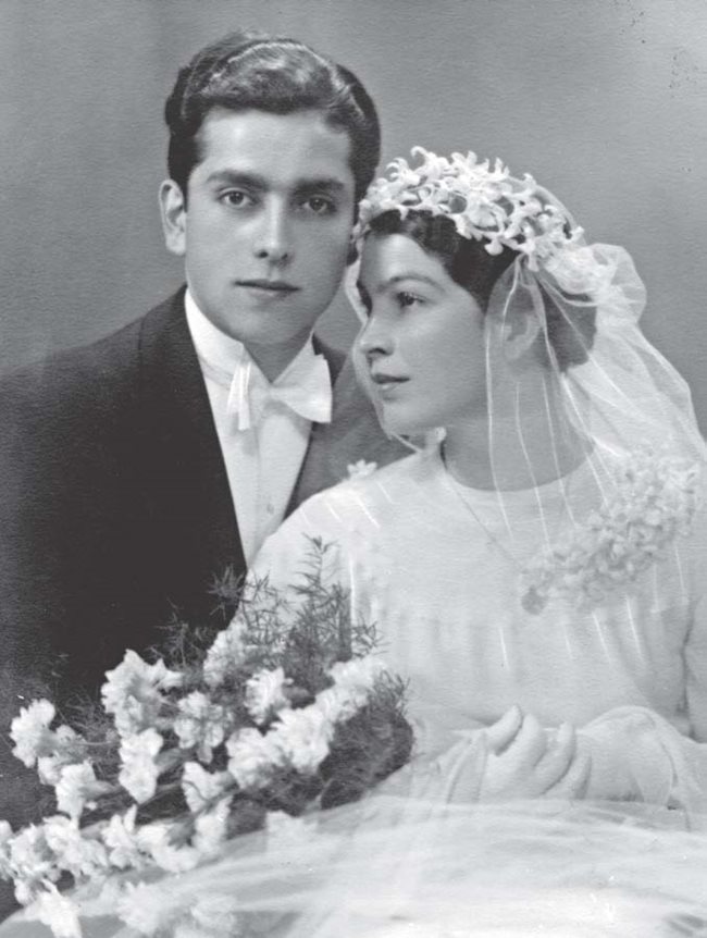 Родителите ми, сериозни и романтични, на 9 февруари 1936 г., в деня на сватбата си. В София вали сняг. Отиват в църквата с шейна, окичена с кокичета.