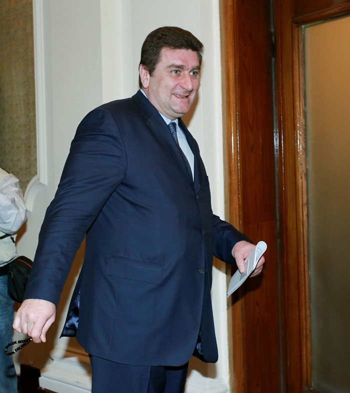 Заради липсата на резултата от проверките Валентин Златев заяви, че над  Марешки има тежък политически чадър.