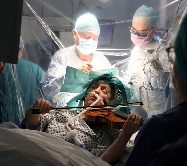 Музикантката свири, докато я оперират.