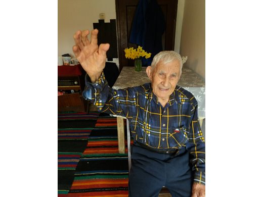107-годишният Георги Георгиев от с. Бенковски сади марули, гледа кокошки (снимки)