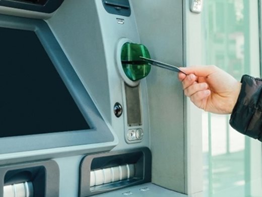 Ограничават до три безплатните тегления от банкомат и преводи