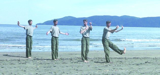 Инструкторът Владо Рашев изпълнява елементи от упражнение по чигонг на морския бряг (насложен образ)