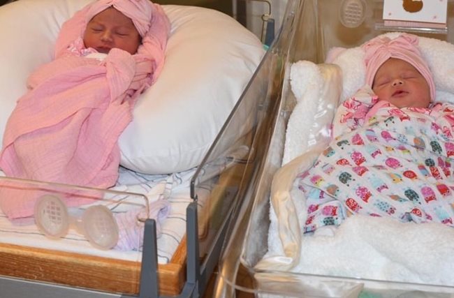 Снимка на двете бебета в болницата.