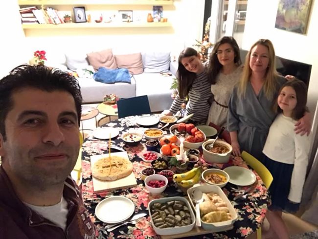 Голямото семейство Петкови - Кирил, съпругата му Линда и трите им дъщери, празнуват традиционна българска Коледа. 
