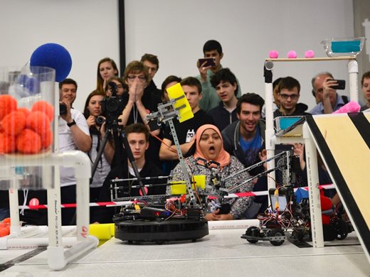 Деца от 10 държави на състезание с роботи