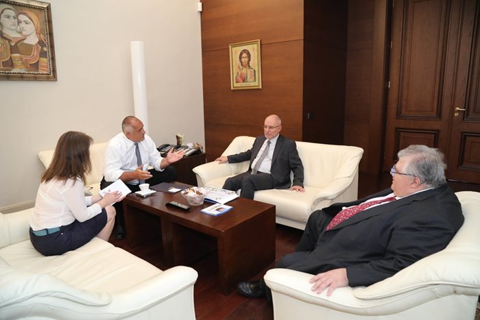 Премиерът Бойко Борисов, управителят на БНБ Димитър Радев и генералният мениджър на Банката за международни разплащания Агустин Картенс обсъждат глобалната икономика.