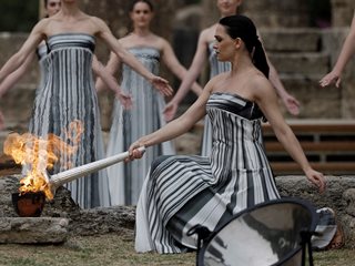 Запалиха олимпийския огън в Гърция с пламъка от вчерашната репетиция (Видео, снимки)