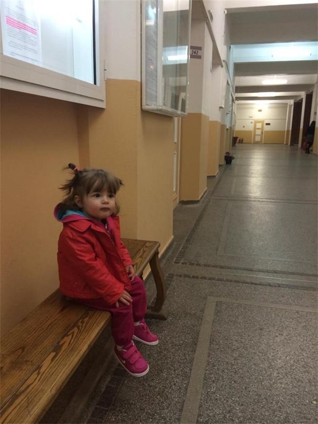Малката Дария стои на пейка в Софийския университет, където миналата седмица Андонова се яви на няколко изпита.