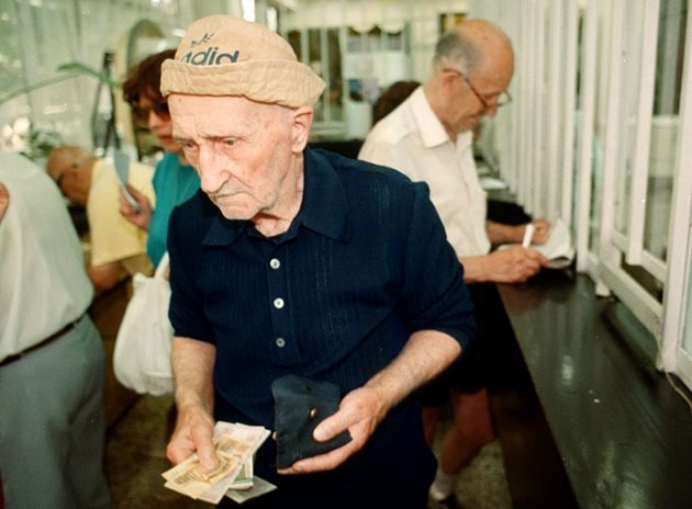 Възрастен мъж току-що е получил пенсията си. Близо 80 пенсионери се издържат от 100 работещи българи.