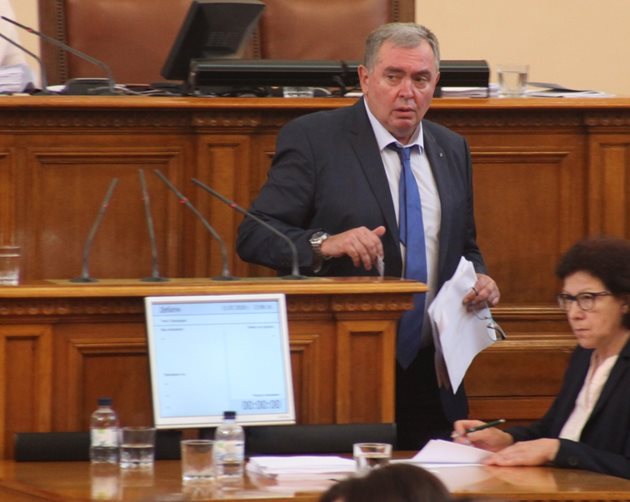 Проф. Георги Михайлов поиска от името на БСП шефката на лекарствената агенция да се яви пред депутатите.
