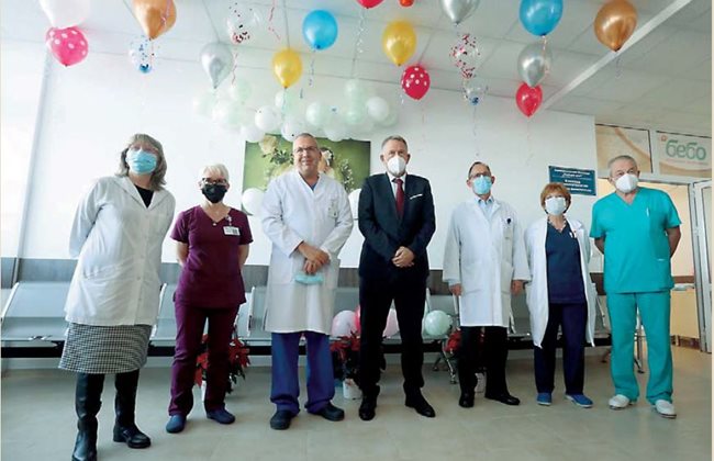Здравният министър Стойчо Кацаров (в средата), директорът на “Майчин дом” проф. Иван Костов (вляво до него) и родилният екип по време на откриването на обновеното отделение.