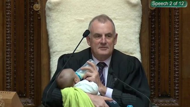 Доведете си бебето: Председателят на новозеландския парламент го прави по-удобен за родителите (Видео)