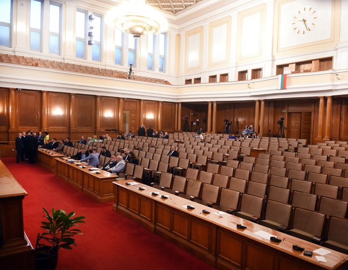 Парламентът започна рядко да събира кворум дори за жизненоважни за България решения и очевидно приемането на законите, свързани с плана, ще се проточи дълго във времето. 


