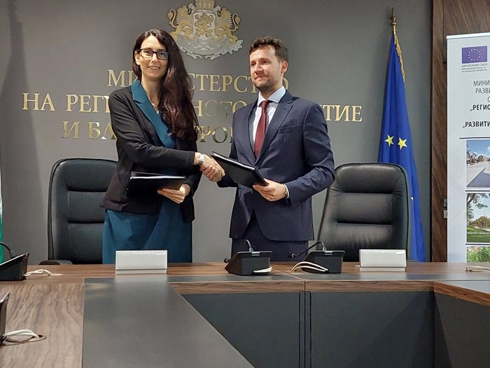 Заместник-министър Бонева подписа финансово споразумение за програмен период 2021-2027 г. с Фонд мениджър на финансовите инструменти в България
СНИМКА: Министерство на регионалното развитие и благоустройството