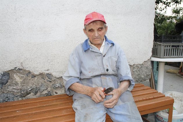 100-годишният дядо Тома Чолаков сам ремонтира печката си преди зимата. СНИМКИ: АВТОРЪТ