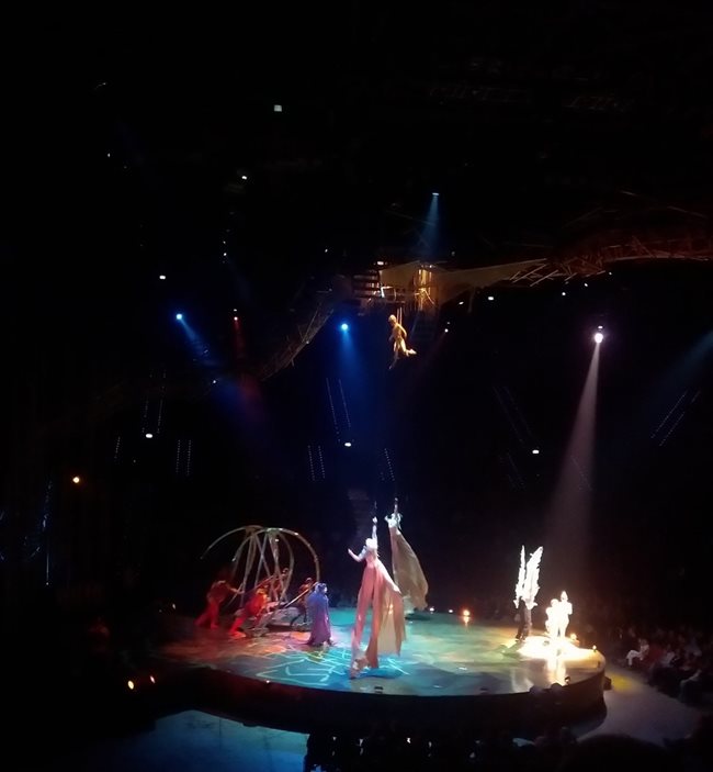 "Цирк дьо Солей" представя акробатични номера на над 20 м. от сцената в зала "Арена Армеец"