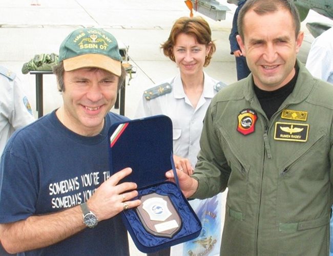 Брус Дикинсън с Румен Радев през 2007 г. в авиобазата в Граф Игнатиево СНИМКА: АРХИВ