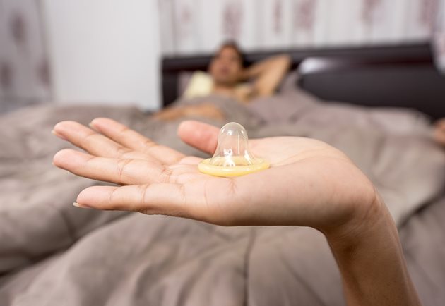 За да се свали кондом по време на секс, трябва да са съгласни всички участващи в половия акт.
