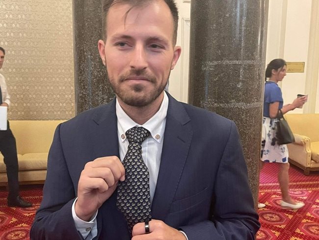 След сблъсъка с Костадинов, който го нарече “охлюв”, Митев демонстрира самоирония, като сложи вратовръзка с охлюви.