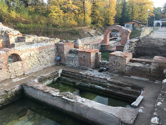Басейните в разкритите римски терми в Хисаря и сега са пълни с минерална вода.