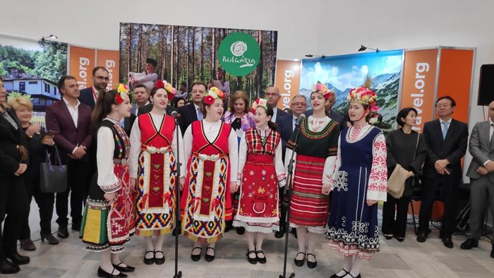 Певиците от ансамбъл "Българче" поздравиха гостите  заедно с гайдари от Златоград