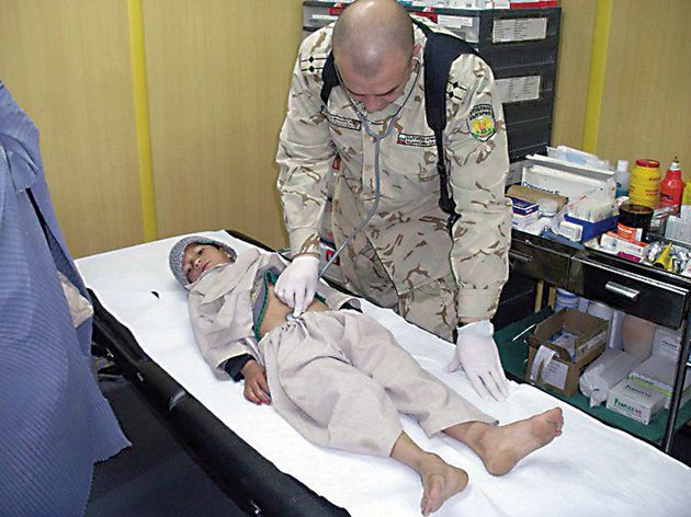Да достигне сърцата на местните хора, лекувайки ги, е част от мисията на генерал Мутафчийски в полевата болница в Херат в Афганистан.