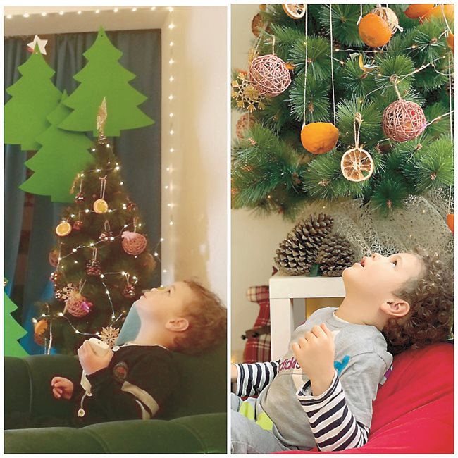 Един и същи празничен кадър с разлика от две години - Борето на 2 и на 4 години се наслаждава на елхата!