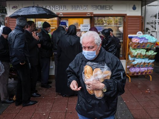 Турци на опашка за евтин хляб, докато инфлацията стопява спестяванията им