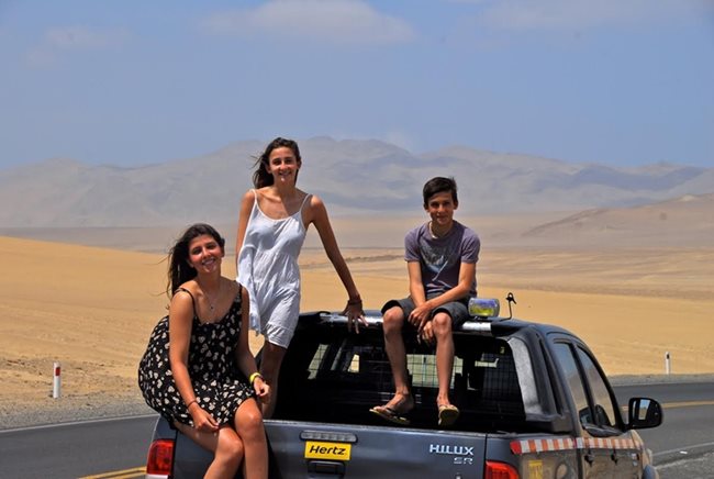 Трите деца на княз Кирил - Мафалда, Олимпия и Тасило, по време на ваканцията им в Перу.