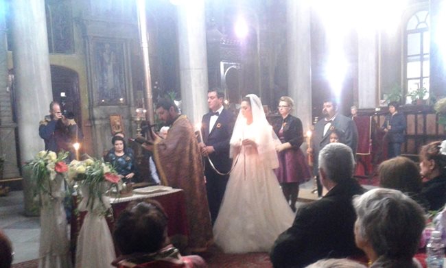Йоана и Георги са избрали 6 ноември за сватбата си още през февруари. В момента тече църковното бракосъчетание.