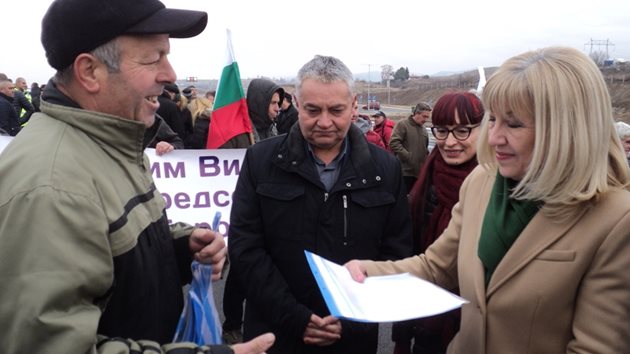 Жител на с. Цапарево предаде на министър Петя Аврамова благодарствено писмо за предстоящото откриване на граничен пункт с Македония.