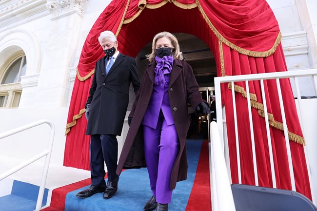 Тоалетите на Хилари Клинтън и Нанси Пелоси утвърдиха модата във виолетово и синьо.