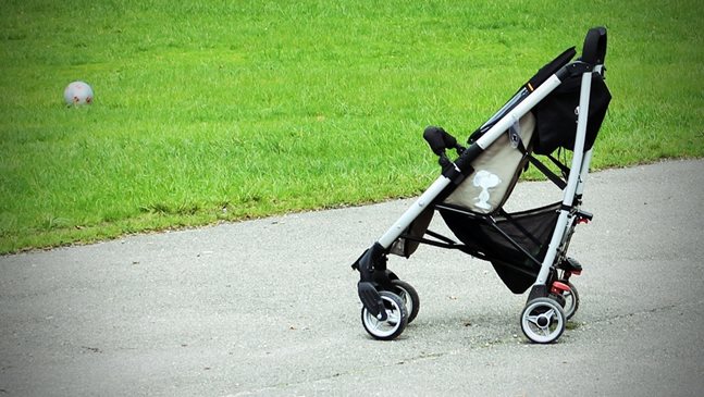 Разсеяни родители забравиха бебето си в количка на "Летище София"