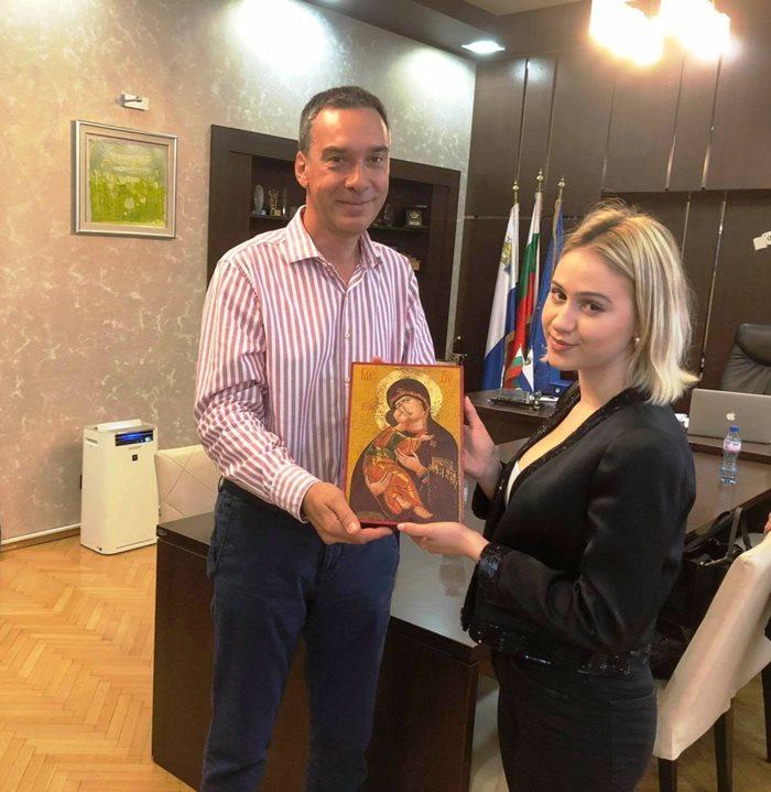 През лятото актрисата бе гост на кмета на Бургас Димитър Николов.