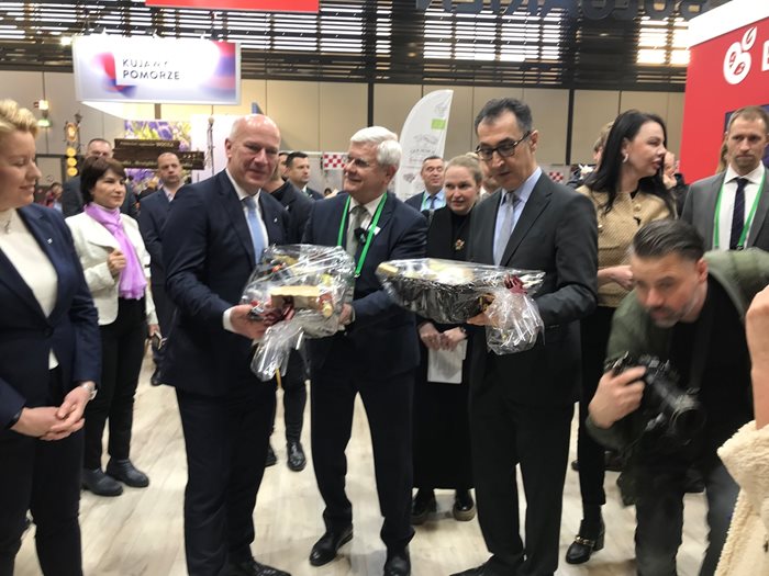 На българския щанд на "Зелена седмица" в Берлин той посрещна германския земеделски министър Джем Йоздемир и кмета на Берлин Кай Вегнер