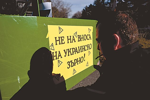 Протестиращите окачиха на техниката си плакати срещу украинския внос на зърно