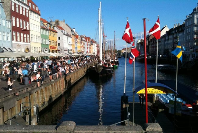 Изглед от канала Nyhavn, който е най-често сниманата част от града.
Снимки: авторът