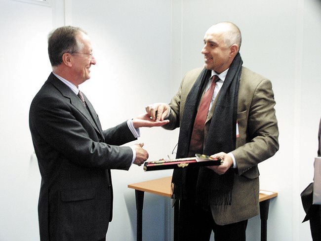 Бойко Борисов връчва на Антонио Мария Коста - изпълнителен директор на Агенцията за борба с наркотиците към ООН, сувенирно копие на меча на хана