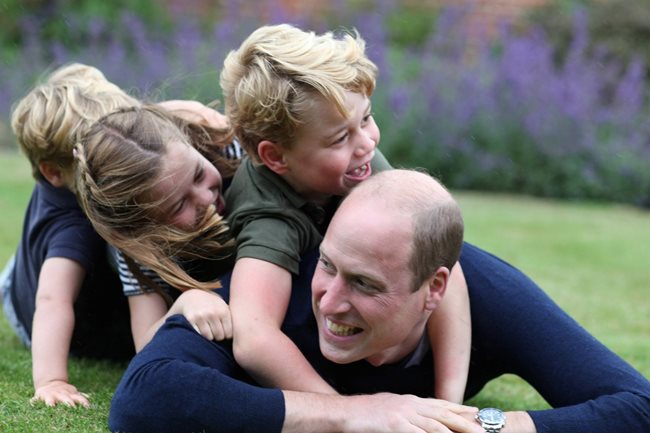 Принц Уилям с децата си СНИМКИ: Ройтерс