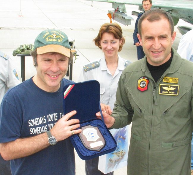 Като командир на авиобаза “Граф Игнатиево” Румен Радев е посрещал солиста на “Айрън Мейдън” Брус Дикинсън