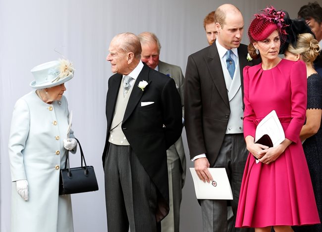 Кралица Елизабет и съпругът  принц Филип на сватбата. Вдясно са принц Уилям и Кейт.