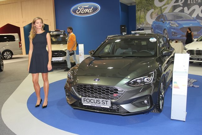 За феновете на бързите достъпни коле на щанда на Ford е разположен новия Focus ST.
