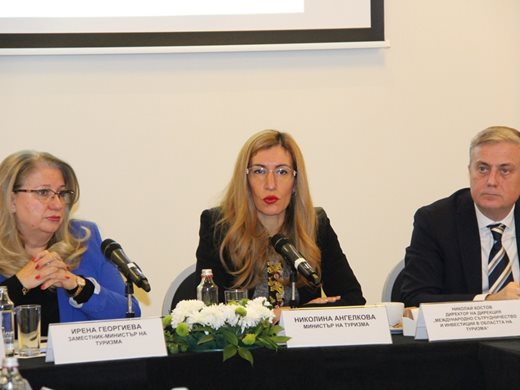 Ангелкова: Започваме дебат за повишаване на минималната застраховка за туроператори